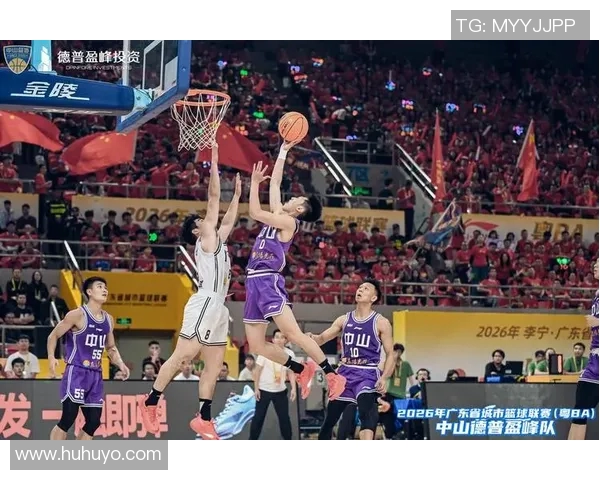 与篮球明星同场竞技的精彩打球视频分享让你感受不一样的篮球魅力